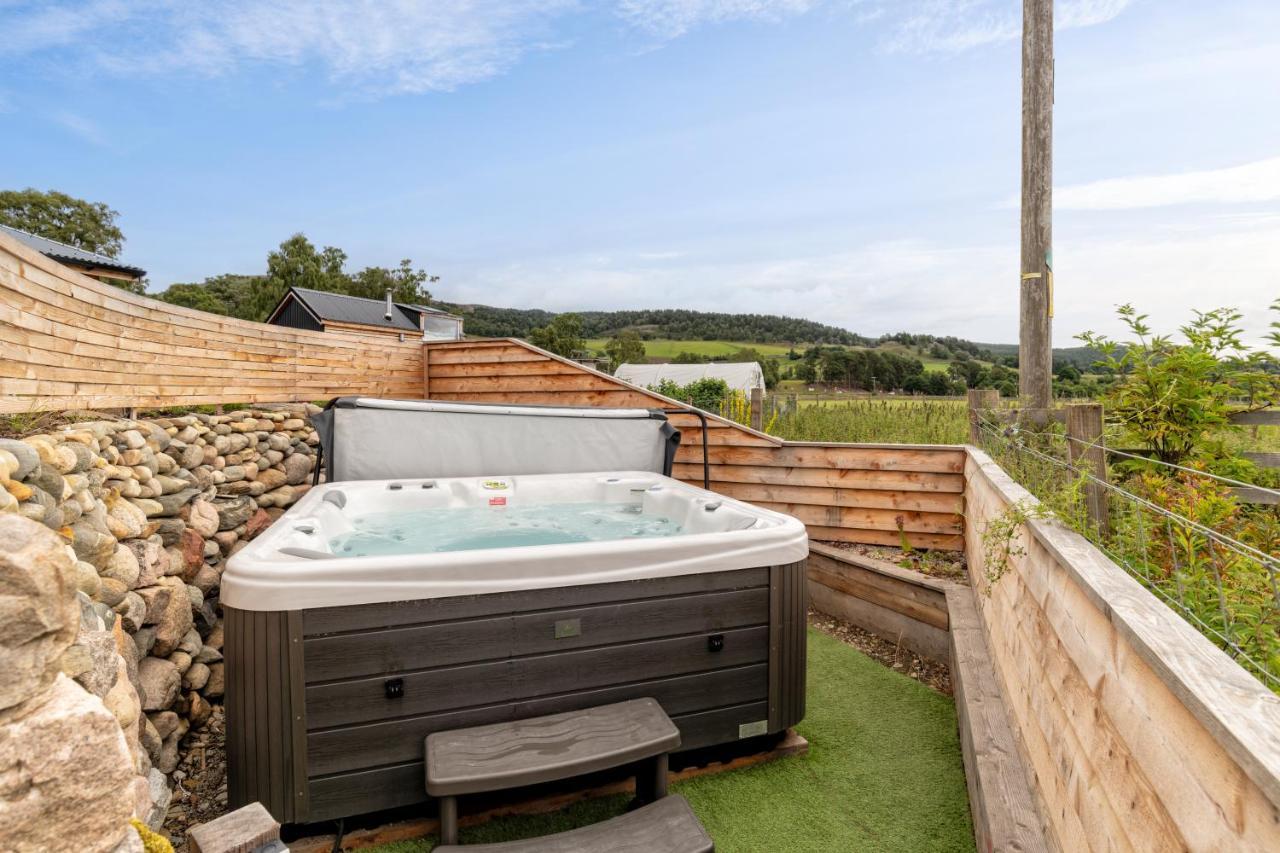 Enchanting Tiny House With Wood Burner And Hot Tub In Cairngorms 발라터 외부 사진