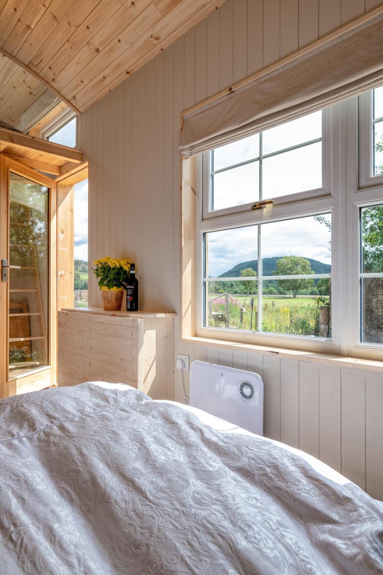 Enchanting Tiny House With Wood Burner And Hot Tub In Cairngorms 발라터 외부 사진